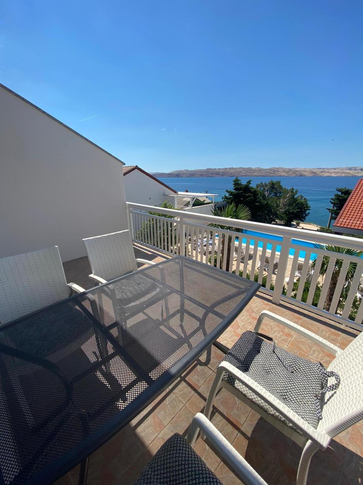 Beachfront Apartments Anita With Pool Karlobag Room photo