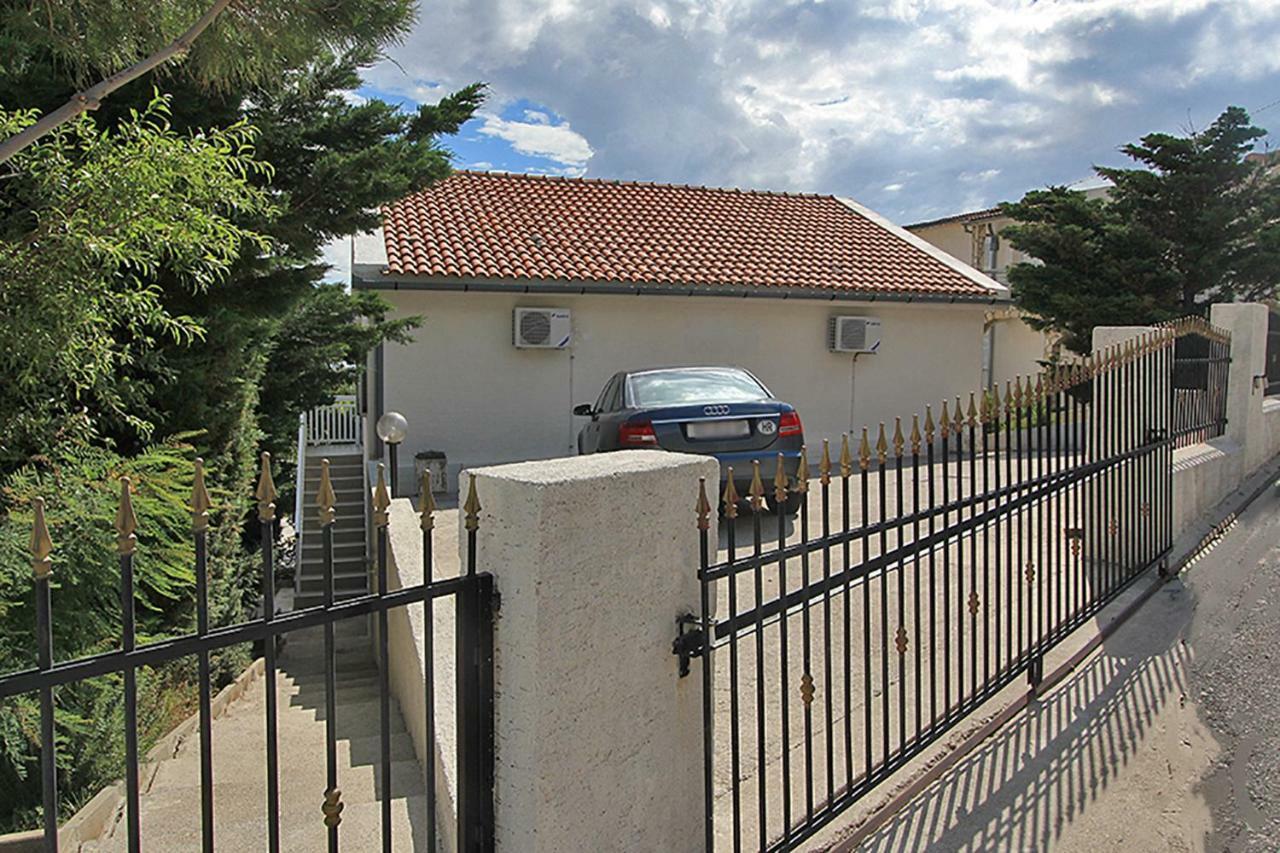 Beachfront Apartments Anita With Pool Karlobag Exterior photo