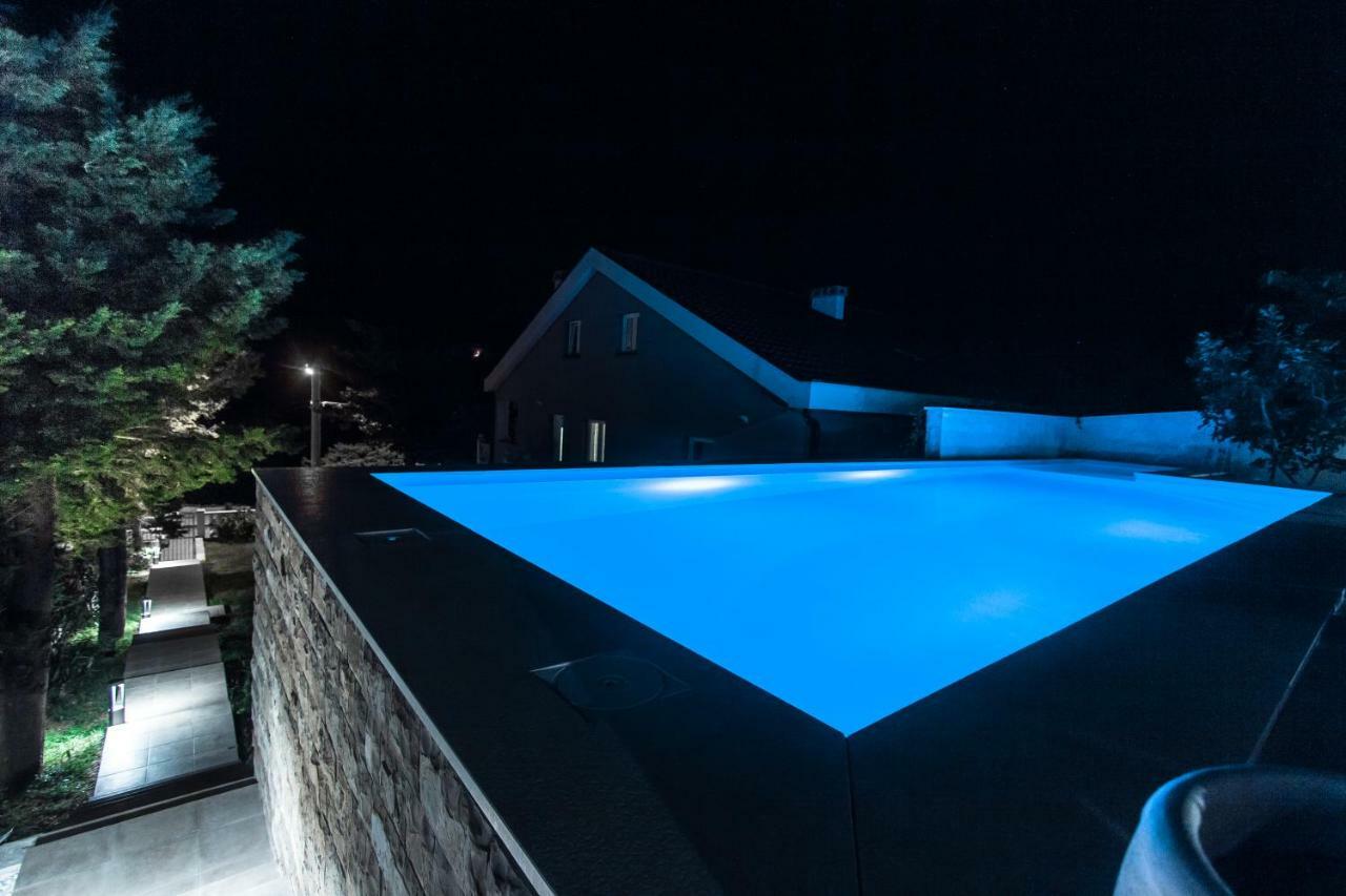 Beachfront Apartments Anita With Pool Karlobag Exterior photo